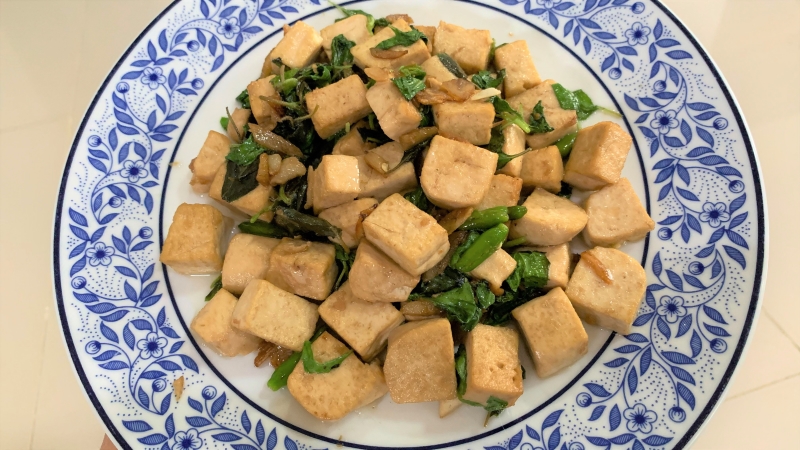 Stir fried tofu with basil leaves 800 x 450